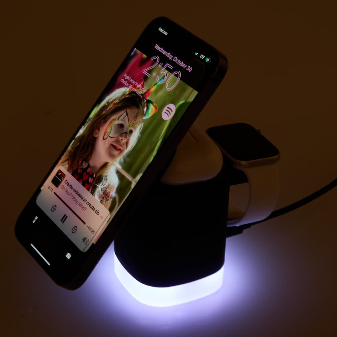Glow 3-in-1 15W MagClick™ Wireless Charging Stand